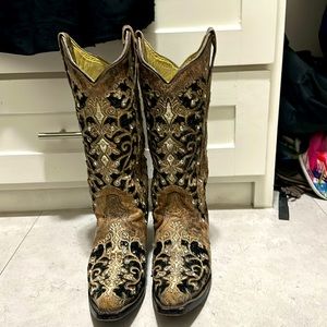 Preloved Corral Handcrafted Boots for women in size 7.